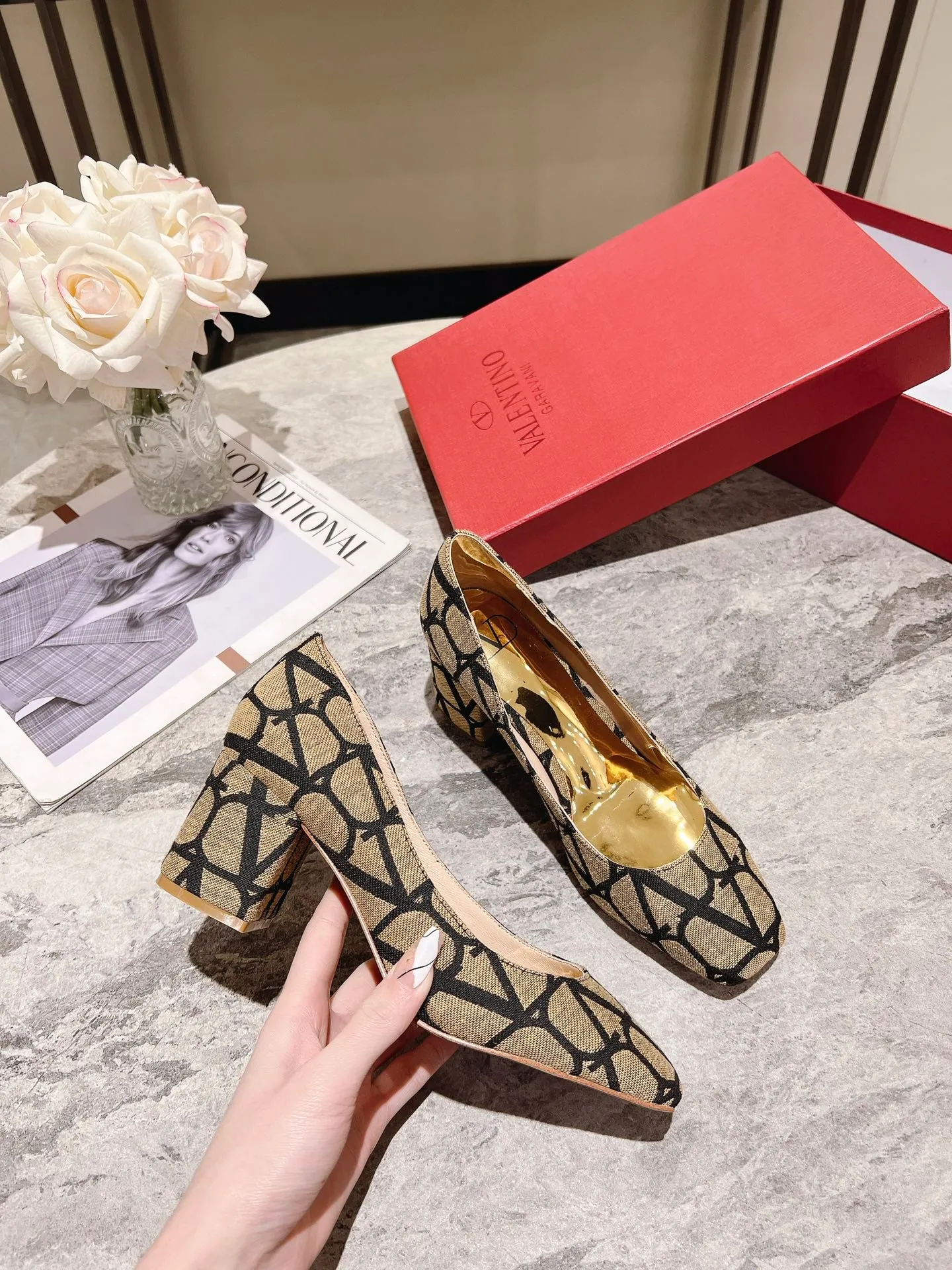 👟👟Ex-factory price 440👟👟 Genuine leather sole +40 Top version 𝑉𝐴𝐿𝐸𝑁𝑇𝐼𝑁𝑂 Valentino new spring and summer women's 5⃣️ color spring shoes. The unique [V logo fabric print pattern] brings out a full sense of high-end, and the new season will live up to expectations! Worth buying★Absolutely high-grade❥Original method, Absolutely sensual❥Elegant style, creating a different feeling, simple and elegant style!  Code number: 35-41 (34-42 customized) Fabric: Fabric printed cloth Lining: Sheepskin lining Heel height: 6cm～8.5cm2⃣️ options Leather outsole Rubber outsole